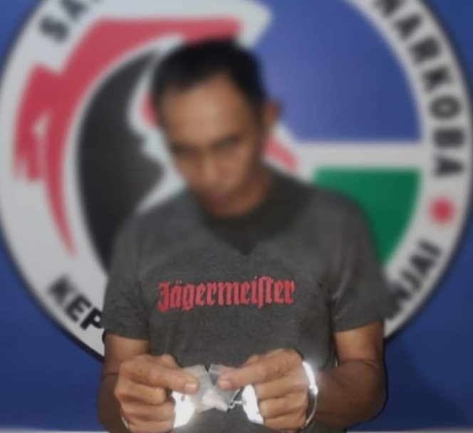 					Terduga Pelaku Penyalahgunaan Narkoba, AS bersama Barang Bukti Sabu. (Dok. Ist)