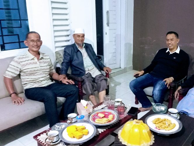 					Silaturahmi Mantan Kadis Pendidikan Sinjai Drs H. Syamsuddin, Ahmad Suhaemi bersama AMM. (Dok. Ist)