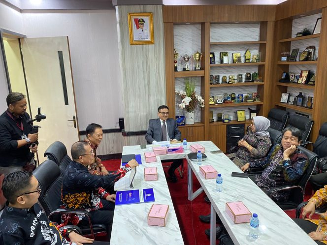 					DPM-PTSP Sulsel temui Sekda Jufri Rahman di Ruang Kerjanya (dok.)