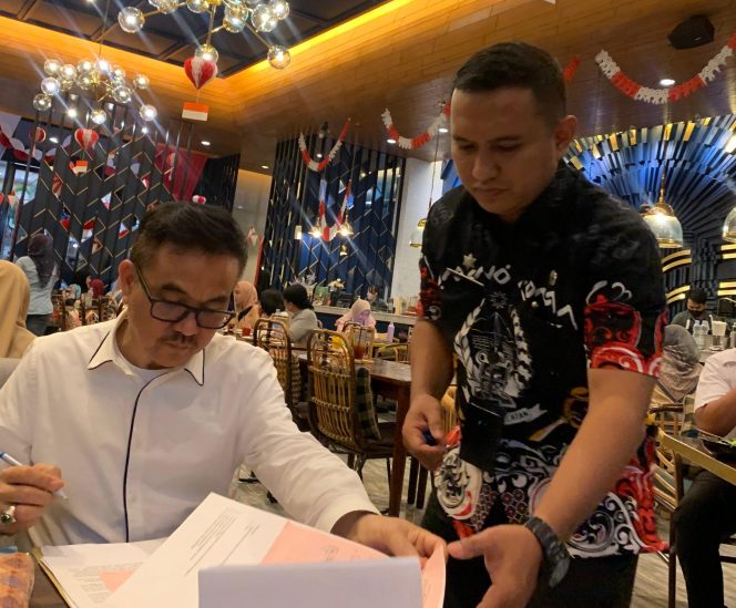 					Sekda Sulsel Jufri Rahman saat menyelesaikan administasi persuratan di luar kantor (dok.)