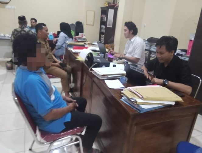 					Oknum Guru SD Inisial AS saat Menjalani Pemeriksaan di Unit PPA Polres Sinjai. (Dok. Ist)