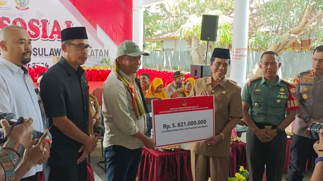 					Penyerahan Bantuan Kemensos RI kepada Warga Penerima Manfaat di Kabupaten Kepulauan Selayar. (Dok. Ist/ HO/ Biro Humas Kemensos)