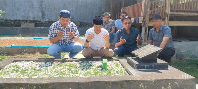 					Jamaluddin Syamsir saat Ziarah ke Malam Almarhum H. Askar HL. (Dok. Ist/ TM JADIMI)