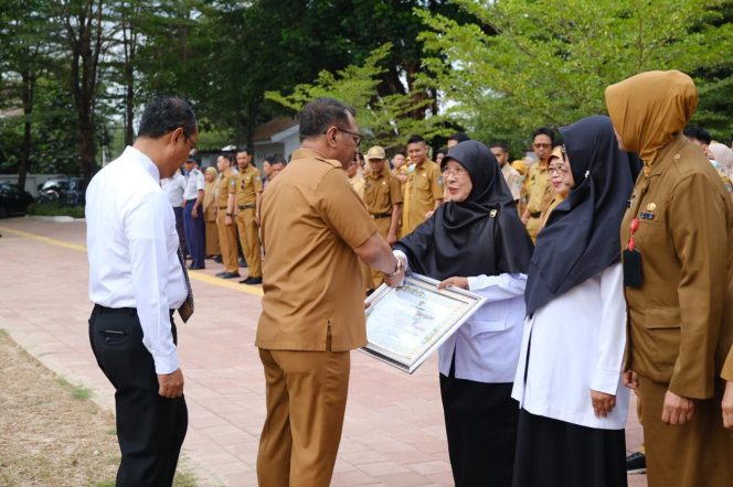 					Sekda Gowa Serahkan 21 Piagam Penghargaan Adiwiyata