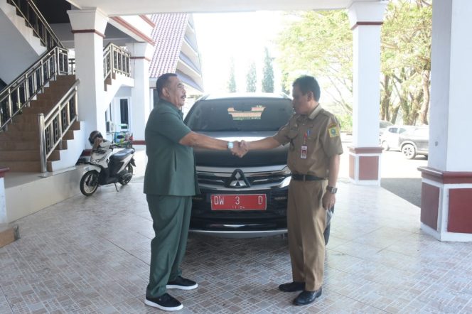 					Lukman H. Arsal Menyerahkan Fasilitas Randis ke Sekretaris DPRD Sinjai, Lukman Fattah. (Dok. Ist)