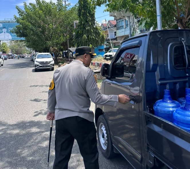 					Kapolres Sinjai, AKBP Harry Azhar Arsy Turun Langsung ke Jalan Tertibkan Kendaraan yang Parkir. (Dok. Ist)