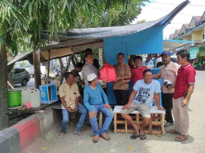 					Calon Wabup Sinjai Lukman H. Arsal Sapa Warga Sambil Berbagi Jumat Berkah