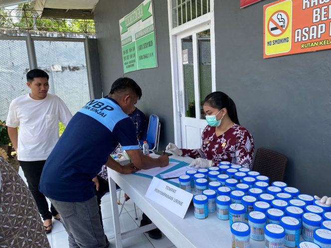 					Pegawai WBP Rutan Sinjai Tes Urine. (Dok. Ist)