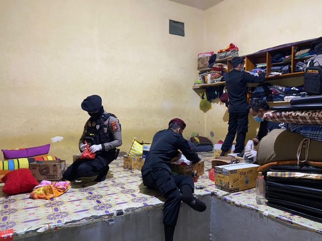 					Kamar Hunian WPB Rutan Sinjai saat Digeledah oleh Petugas Gabungan. (Dok. Ist)