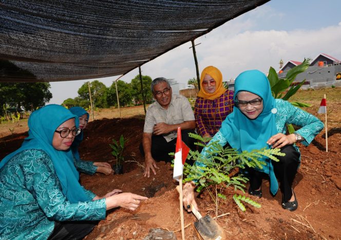 					Ninuk Triyanti Zudan Inisiasi Taman Herbal, Pertama di Sulsel
