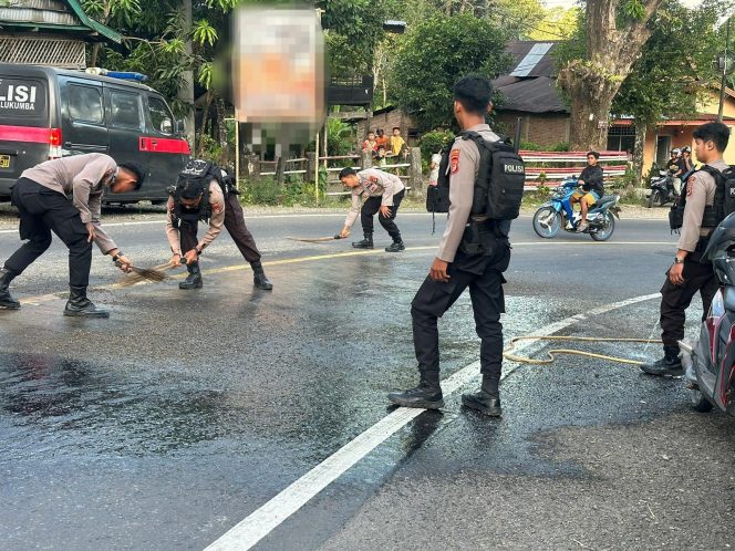 					Sejumlah Personel Sat Samapta Polres Bulukumba Bersihkan Tumpahan Pasir di Badan Jalan. (Dok. Ist/ Humas)