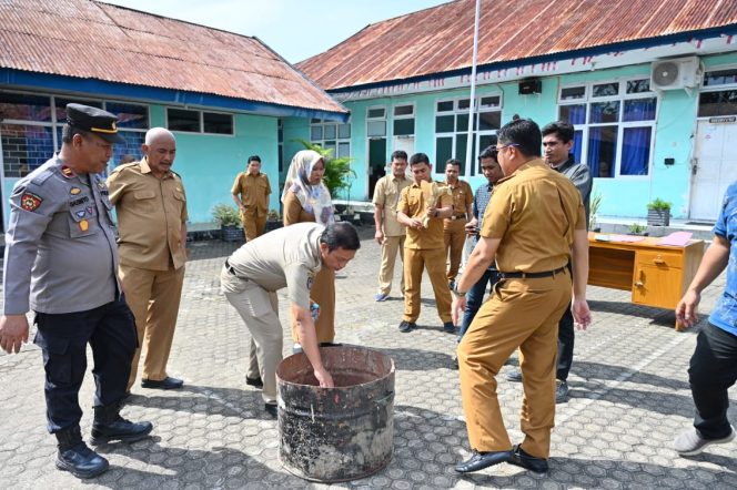 					Disdik Sinjai Musnahkan Ratusan Blangko Ijazah SMP