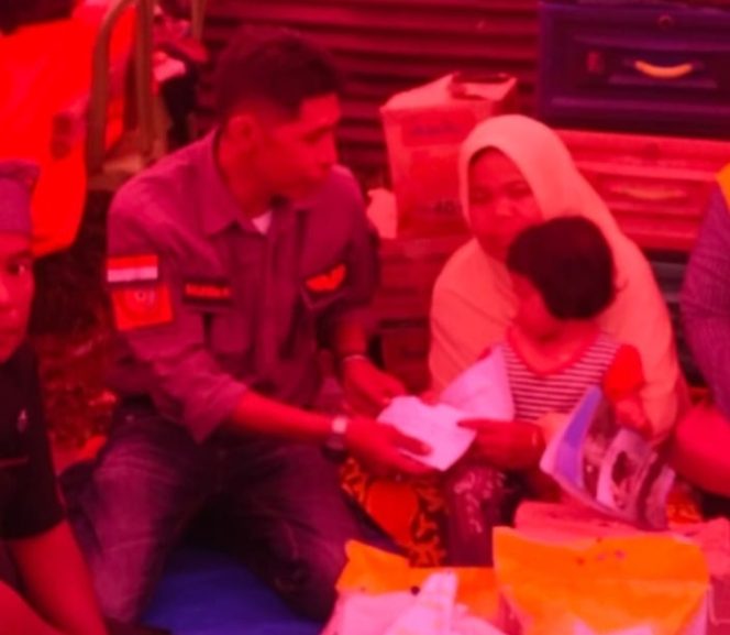 					Ketua LRB PD Muhammadiyah Sinjai, Muhlis Hajar Adiputra saat Menyerahkan Bantuan kepada Korban Kebakaran. (Dok. Ist)