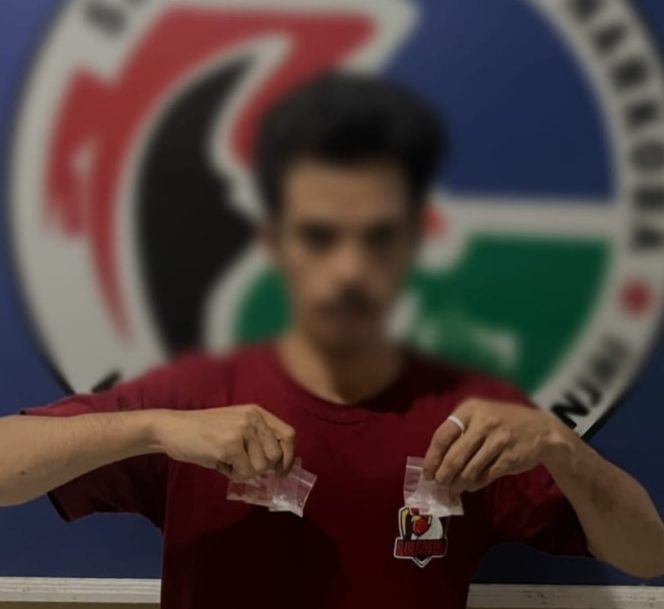 					Terduga Pelaku ER bersama Barang Bukti Sabu. (Dok. Ist)