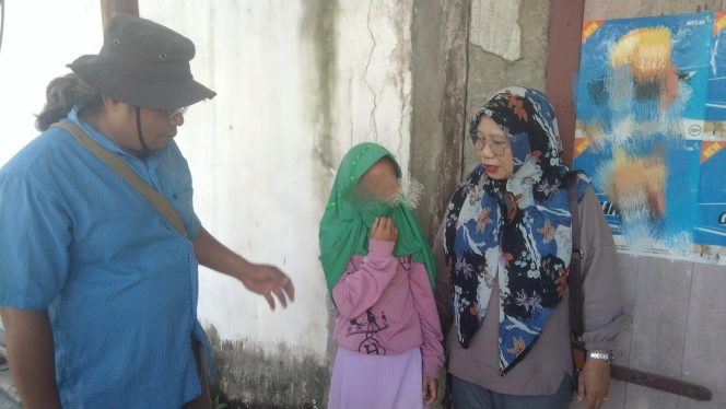 					Korban Penganiayaan bersama Pendamping dari UPTD PPPA dan Relawan Kemanusiaan Kabupaten Bulukumba. (Dok. Berita.News/ Syarif)