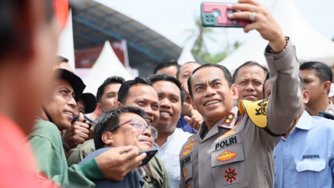 					Kapolda Sulsel, Andi Rian bersama Jurnalis yang bertugas di Sinjai. (Dok. Ist)