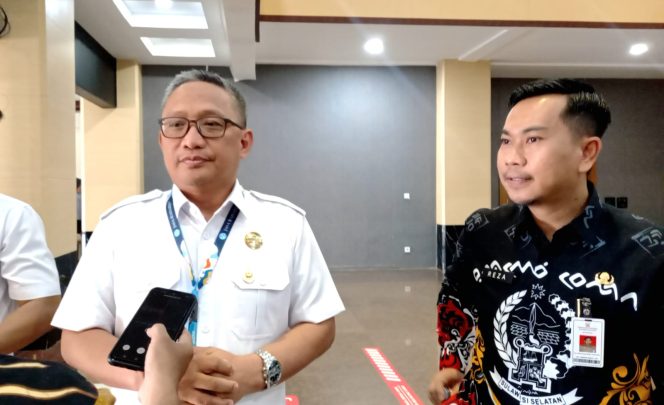 					Kepala Wilayah PT Jasa Raharja Sulawesi Selatan M. Iqbal Hasanuddin (kiri) dan Kepala Bapenda Sulsel M Reza usai menemui Sekda Sulsel di Kantor Gubernur (dok)