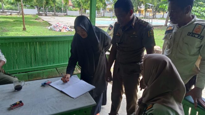 					Satpol PP Sinjai Serahkan APS dan APK Paslon Kandidat Pilakda ke Tim Pemenangan. (Dok. Ist)