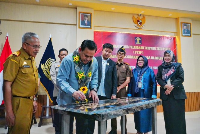 					Kepala Kantor Wilayah Kementerian Hukum dan HAM Sulawesi Selatan, Taufiqurrakhman, resmikan Ruang PTSP di Lapas Bulukumba. (dok. Ist)