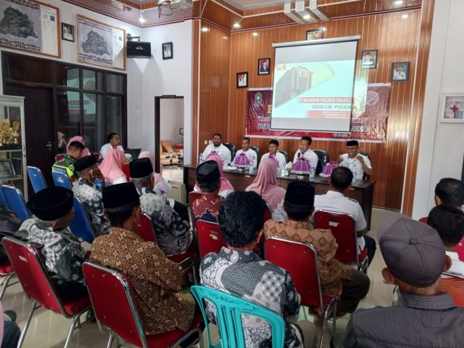 					Warga Desa Barambang dan Biji Nangka Dapat Penyuluhan Hukum dari Kasat Reskrim Polres Sinjai