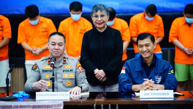 					Karopenmas Divisi Humas Polri, Brigjen Pol Trunoyudo Wisnu Andiko bersama Ditressiber Mabes Polri saat Press Release Tindak Kasus Kejahatan Siber. (dok: Ist)