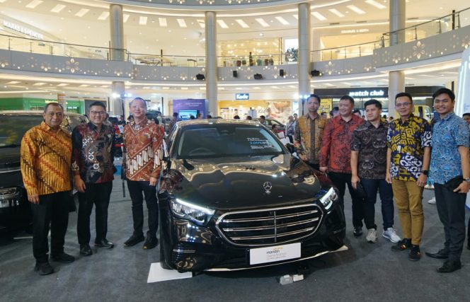 					Marketing SEVP MUF Yanto Tjia bersama jajaran Pimpinan PT Mandiri Utama Finance saat meninjau salah satu Mobil pameran MUF Auto Fest 2024 di TSM Makassar (dok)