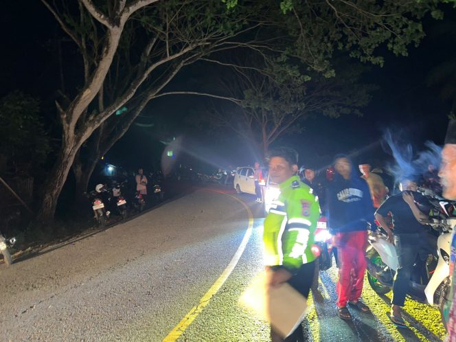 					Polisi dari Satlantas Polres Sinjai saat Melakukan Olah TKP. (dok. ist)