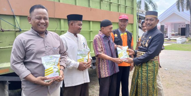 					Pj. Bupati Sinjai Serahkan Bantuan Benih Jagung Kementrian Pertanian ke 61 Poktan