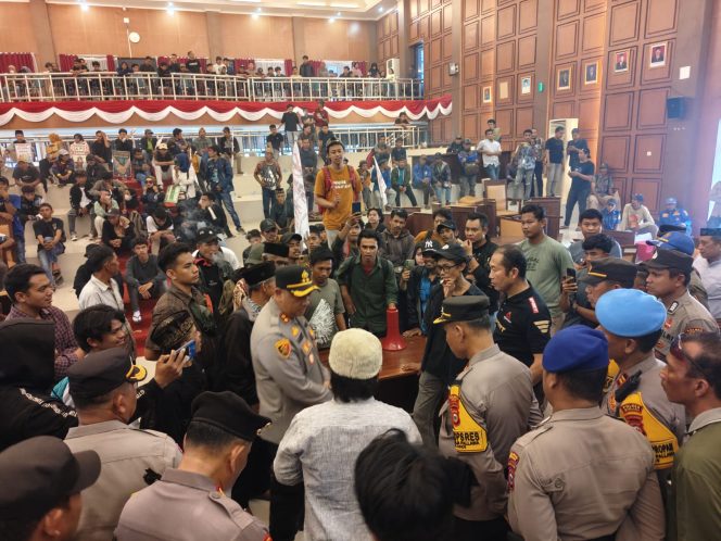 					Massa Aksi saat Berdialog dengan Kapolres Sinjai dan Penerima Aspirasi dari DPRD. (dok. ist)