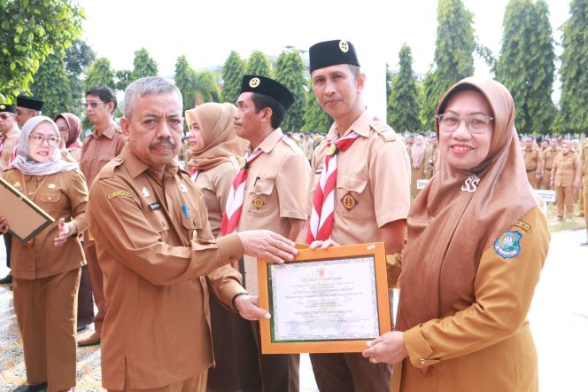 					Penyerahan penghargaan oleh Pjs Bupati Bulukumba, Muhammad Rasyid, dalam Apel Gabungan OPD. (dok. ist/ humas)