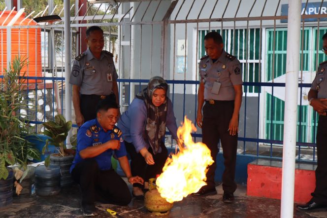 					Simulasi Pemadaman Kebakaran Ringan di Lapas Bulukumba. (dok. ist)