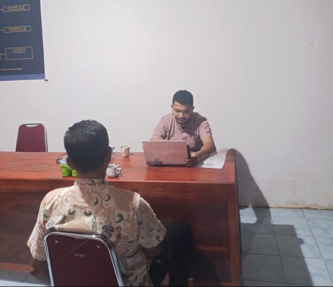 					Kepala Desa Saat Menjali Pemeriksaan di Bawaslu Bulukumba. (dok. Ist)