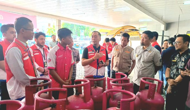 					Pertamina Patra Niaga Regional Sulawesi bersama Pemerintah Provinsi dan Kota Makassar lakukan pengecekan stok LPG dan BBM merespon kelangkaan yang di alami masyarakat selama Oktober 2024 (dok.)
