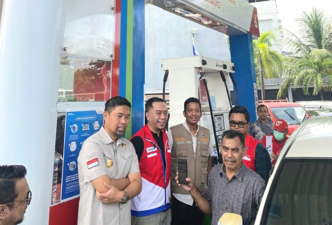 					Kadis ESDM Provinsi Andi Eka Prasetya bersama Pjs Wali Kota Makassar Andi Arwin Azis dan PT Pertamina Patra Niaga Regional Sulawesi memantau stok BBM dan LPG di Kota Makassar (dok.)
