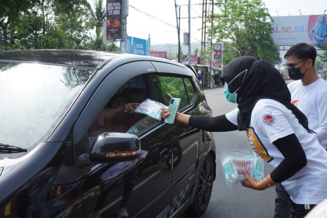 					Petugas Kesehatan Pemkot Parepare Bagikan Ratusan Masker ke Warga. (dok. ist)