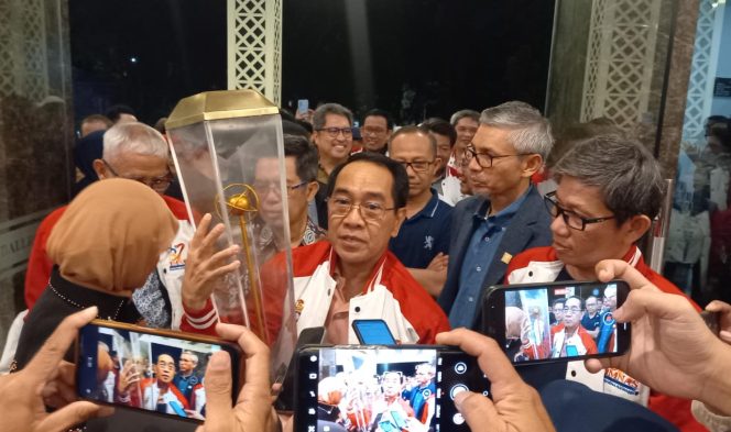 					Rektor UNHAS Prof Jamaluddin Jompa (JJ) saat menyambut peserta Tim PKM Unbas di Pimnas ke-37 yang berhasil membawa pulang Piala Adikarta Kertawidya (dok)