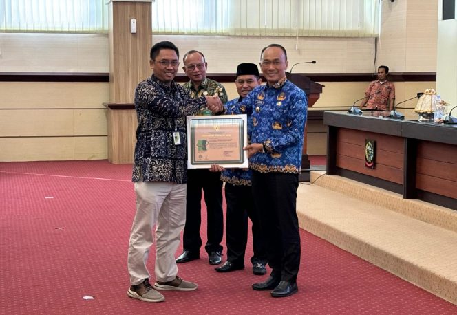 					Sigit Trahmawan, selaku Region Manager HSSE Pertamina Patra Niaga Regional Sulawesi saat menerima penghargaan Zero Accident Tingkat Nasional yang diberikan Pj Gubernur Sulsel Prof Zudan Arif Fakrulloh (dok)