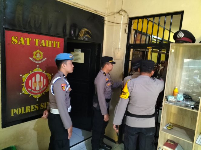 					Kabag Ops Polres Sinjai, Kompol Sunyoto saat Mengecek Ruang Tahanan. (dok. ist)