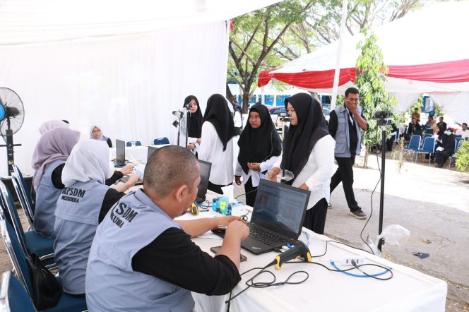 					Pemeriksaan Peserta Seleksi CPNS oleh Panitia Sebelum Memasuki Ruangan Ujian. (dok. ist)