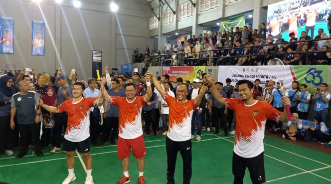 					2 Legenda Pemain Bulutangkis Indonesia Tantowi Ahmad- Gideon bersama Ketua PBSI Komjen Muhammad Fadil Imran dan Pj Gubernur Sulsel Prof Zudan Arif usai jalani laga eksebisi pembukaan turnamen Badminton KORPRI Cup di GOR Kantor Gubernur Sulsel (dok.)