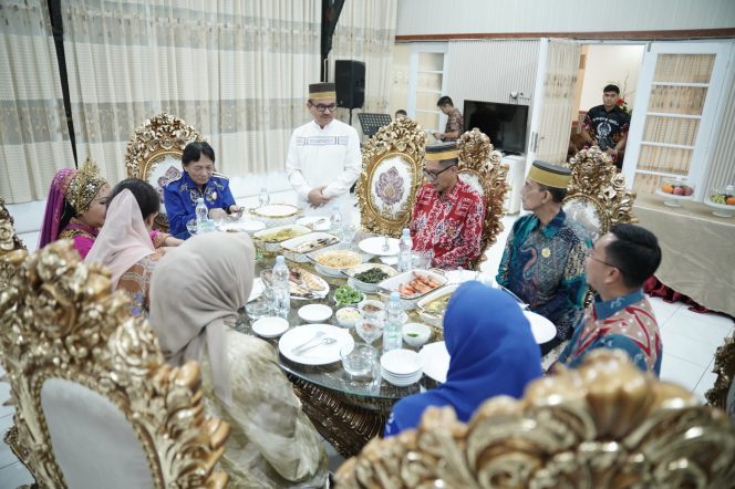 					Sekda Jufri Rahman dan Isteri Ditahbiskan Jadi Keluarga Kerajaan Kesultanan Maguindanao Filipina