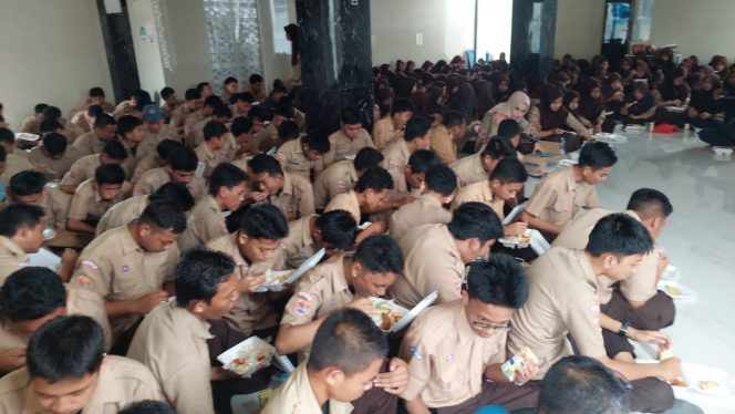 					Kapolres dan Dandim Sinjai Kompak Masuk Sekolah Bagikan Makanan Menu Bergizi