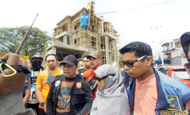 					Kepala Bidang (Kabid) Pengendalian dan Pemanfaatan Ruang dan Bangunan Aguz Mulia, S.STP.,M.Si usai melakukan penyegelan Rumah Mewah lantai 4 Milik Owner Skincare Makassar Mira Hayati (dok.)