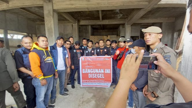 					Rumah Mewah Owner Skincare MH Disegel, Distaru Makassar 3 Kali Layangkan Surat Teguran