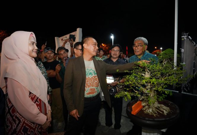 					Pj Gubernur Sulsel Prof Zudan Arif Fakrulloh saat melihat ratusan pohon bonsai yang mengikuti Kontes Nasional dalam rangkaian HUT Sulsel ke 355 (dok)