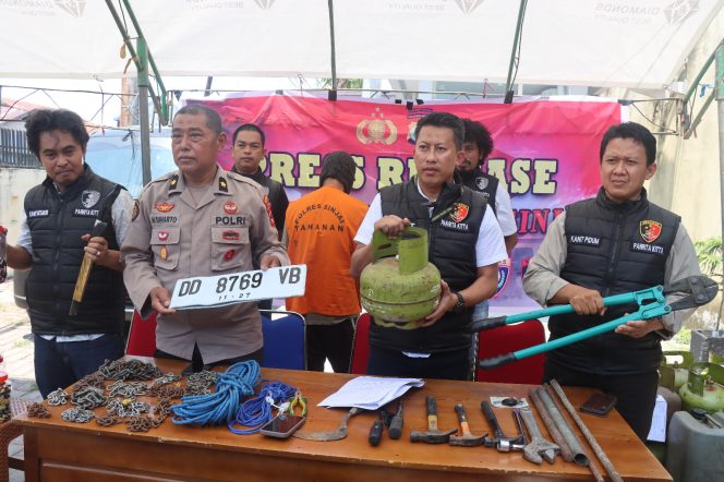 					Polisi Memperlihatkan Sejumlah Barang Bukti yang Disita kepada Awak Media. (dok. Ist)