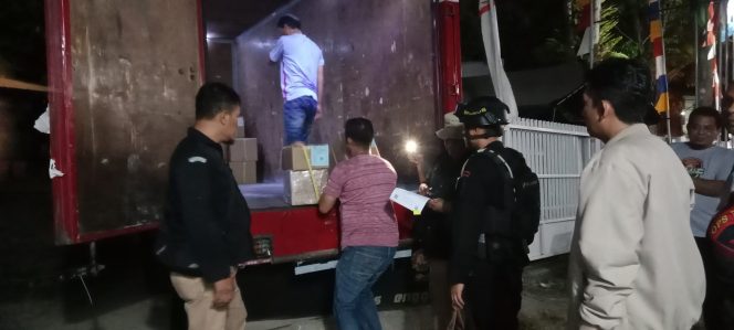 					Logistik Pilkada 2024 saat Tiba di KPU Parepare. (dok. Berita.News/ Wahyu)