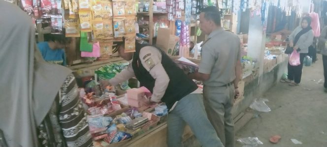 					Tim Gabungan saat Mengecek Penjual Rokok di Salah Satu Pasar di Sinjai. (dok. ist)
