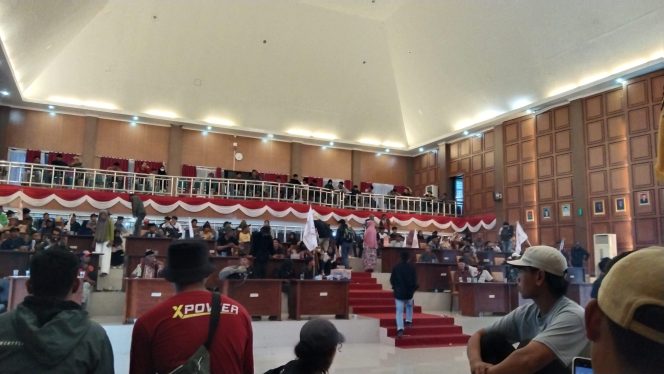 					Massa AMAN Sinjai Duduki Ruang Paripurna DPRD. (dok. Berita.News/ Syarif)