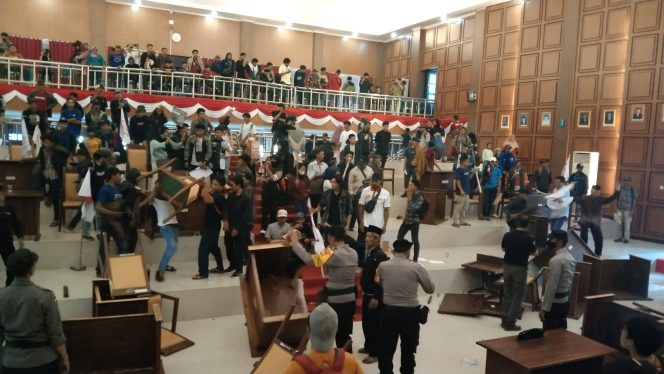 					Massa Aksi Membanting Kursi dan Meja Anggota DPRD Sinjai. (dok. Berita.News/ Syarif)
